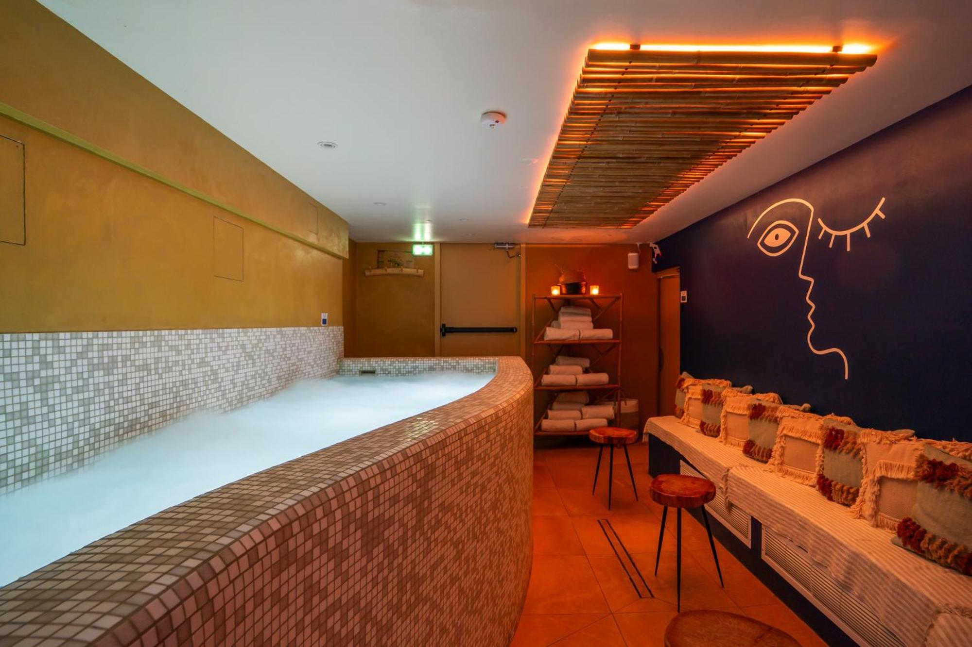 La Finca Hotel & Spa Париж Екстериор снимка